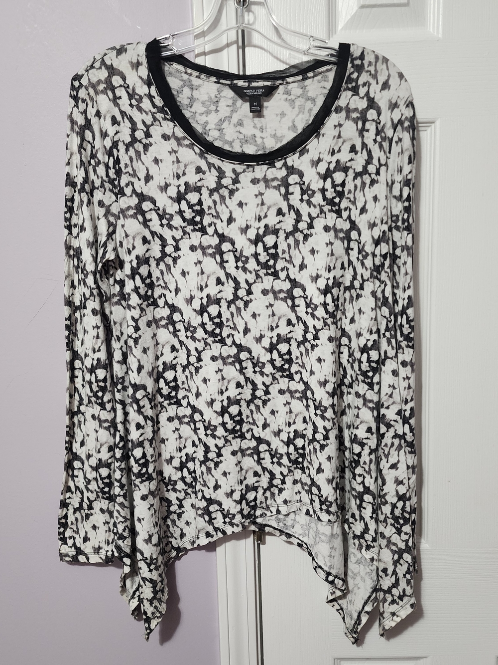 Simply Vera Vera Wang Black and White Abstract Long Sleeve Top